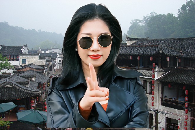 他看了一眼邀请函，笑呵呵地说道：这个名字还真挺特别啊