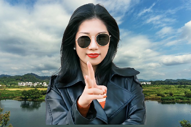 于波一脚踹倒了雷丁，直接夺过他的刀，向着苏曼s就挥砍过来