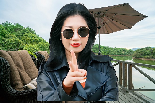 三颗子弹飞过来，红色妖姬忽然转身，手中两根荧光棒接连挥舞