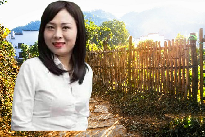 皮尔斯嘴角挂着笑容，黄褐色的眼睛里写满了傲慢和得意