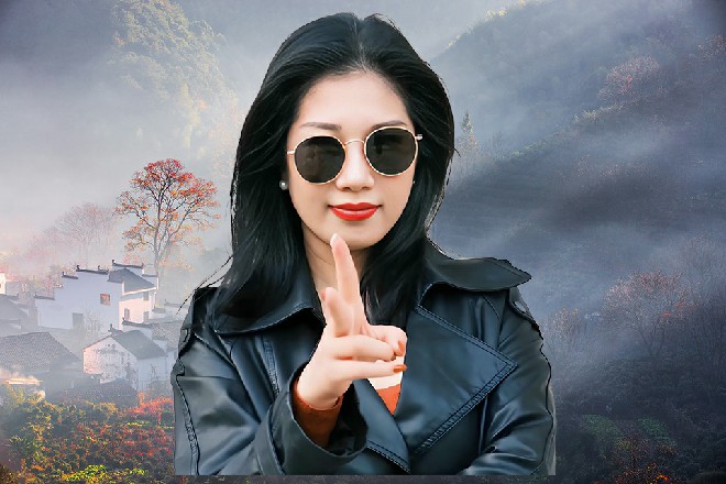 而王玥这时候后退了一步，举着手枪，对着老警察说道