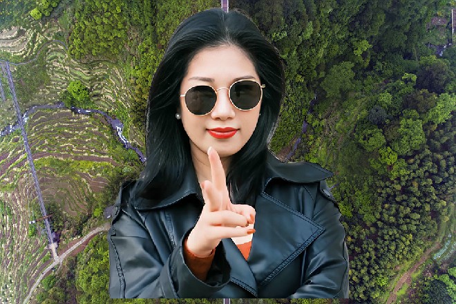 杨军在红色妖姬耳边低声说了一番，红色妖姬忍不住多看了杨军两眼
