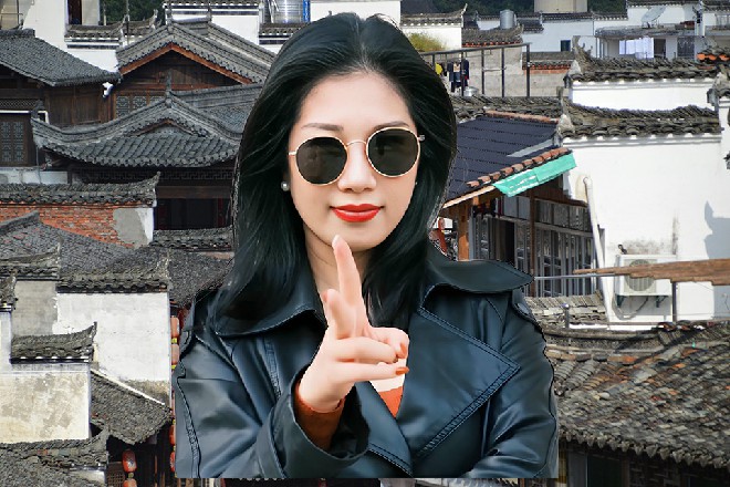 红色妖姬站起身来，那把黑枪又变回了手镯，带在他的手腕上面