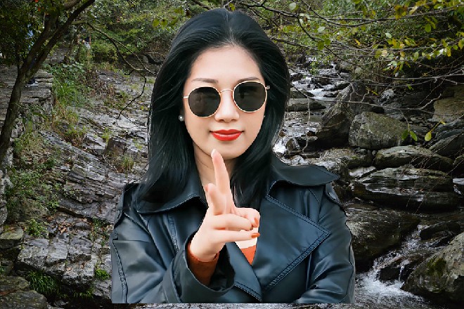 绿毛一只脚踩在若依身边的椅子上，一边对着熊霸呵斥道