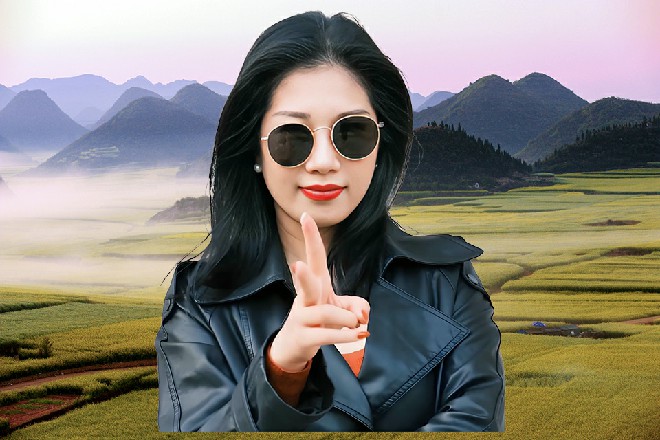 苏曼s一个劲地往罗芙身边凑合，现在，女神不就在眼前呢么