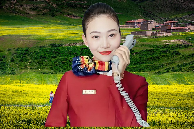 龟哥忽然又拎起刚才掉在地上的砍刀，向着红色妖姬就冲了过来