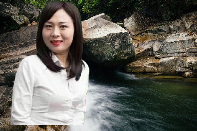 苏曼s拔出宝剑，乌黑的剑锋在黑夜里显出了一种独特的魅力