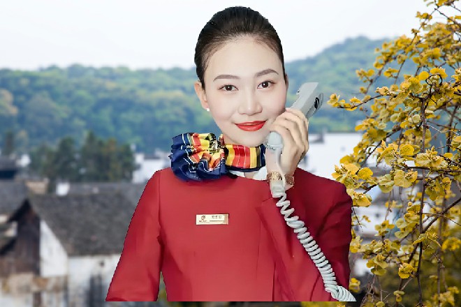 红色妖姬站起身来，那把黑枪又变回了手镯，带在他的手腕上面
