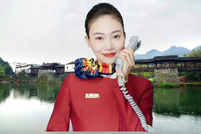 中间人正在给那念力者记录信息，念力者也放松了精神