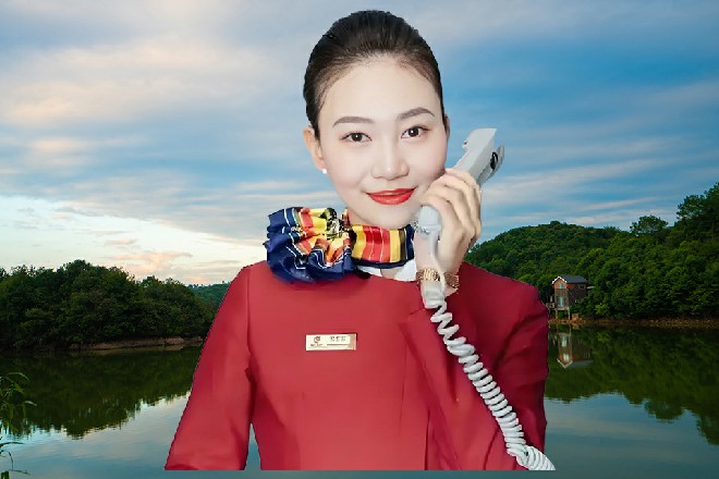 若依一记正掌拍了下来，似乎要把南海神尼给拍成肉泥