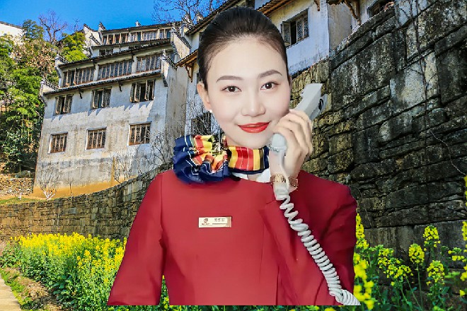 这身衣服是罗莉买给他的，若依靠在铁栏杆上，面带笑容