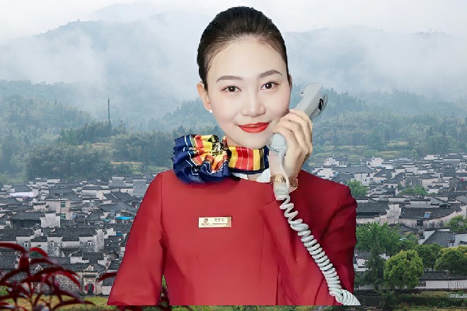 而伊轩坐在第二排，靠在椅子上，戴着眼罩，闭目养神