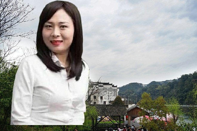 瓜爷的手也被崩的鲜血淋淋，他惨叫着，捂着手跪了下来