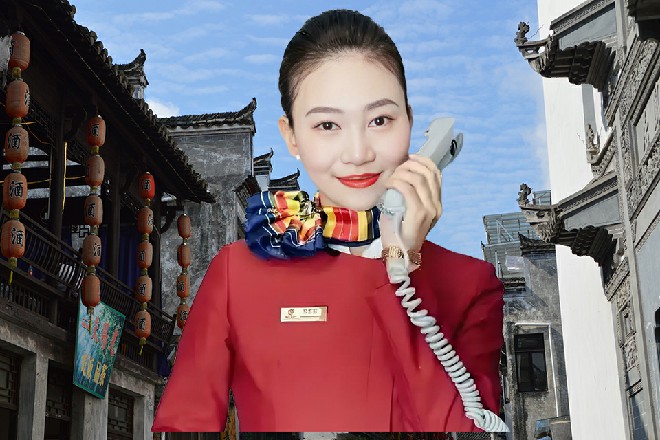 他自己一挥长剑，七把剑立刻跟着他一起向着那左京华进攻
