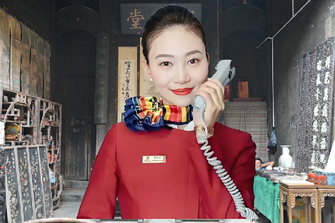 红色妖姬的双眼都流露出了两股金色的光芒，仿佛探照灯一般