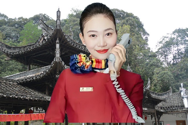 这哥们只要轻轻一勾手指，子弹就会直接打穿那女子的太阳穴
