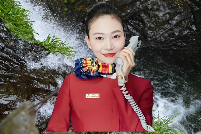 更多警察从看守所的牢房里冲了出来，向着若依追了过去