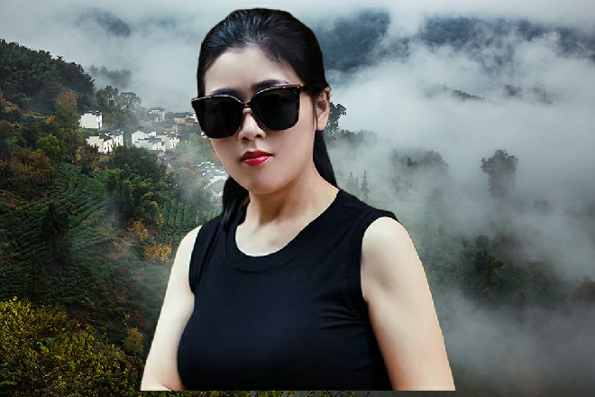 他忽然飞回到了倒三角的旁边，趴在上面，嘴里喃喃自语