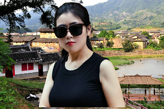 伊轩站在那里，任凭忍者的两把短刀落在了自己的身上