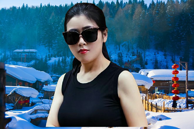安妮几乎是下意识地往旁边一跃，滚倒一块巨石的后面
