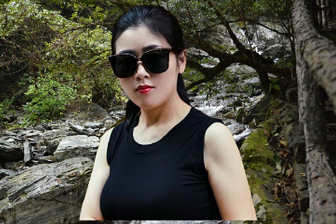 而就在这时候，若依忽然抬起头来，眼神中闪过一丝欣喜
