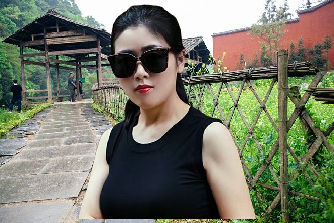 火焰冲击在奇美拉的掌心上，最后只留下一道道黑烟