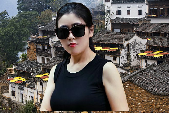 王玥跟着红色妖姬来到麒麟门之后，就一直坐在阁楼这里看热闹