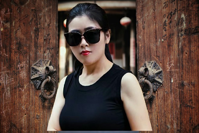 红色妖姬的尾巴瞬间刺破了3256的脖子，把他吸成了干尸