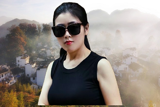 一个穿着灰色西装的美女从门外进来，若依直接看傻了眼