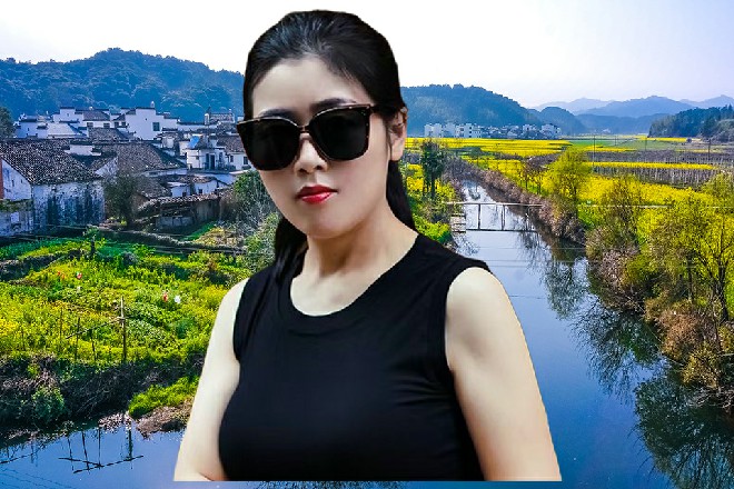 她双手拄着自己的小下巴，端详着面前如同雕塑一样的红色妖姬
