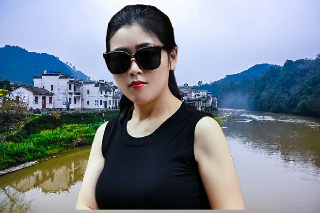 武皇的身体往后划出一米的距离，身上的衣服有点凌乱
