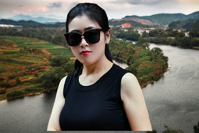 很快，一个穿着海蓝色大衣的美女从里面缓缓走出来