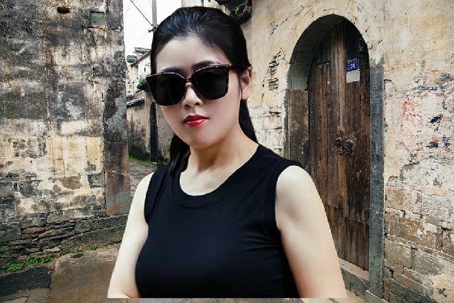 红色妖姬已经出现在了鬼王的身前，同时手里的镰刀狠狠挥舞