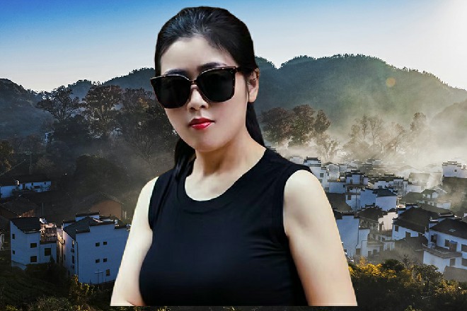 龙面人虽然功力很强，但也不敢吃黄泉的掌，只能狼狈躲闪