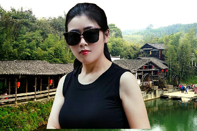 同时，她胳膊勒在了红色妖姬的脖子上，试图把红色妖姬勒窒息过去