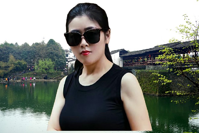青梅拿起酒杯，却被诺曦S按住，然后给她倒了杯果汁