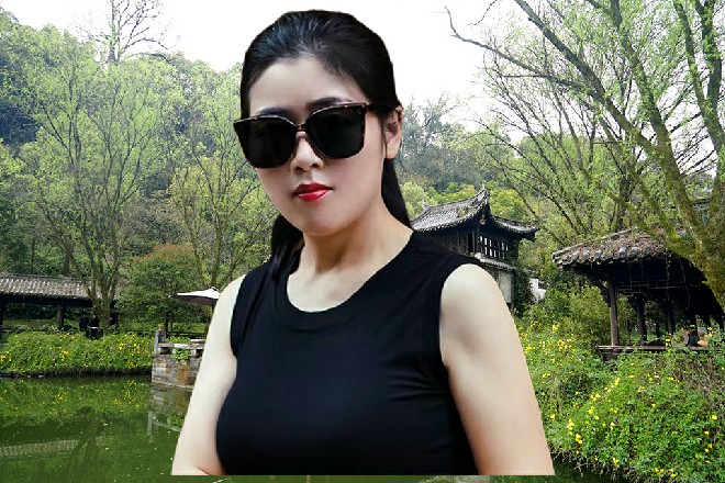 苗甜俏脸一红，撅着嘴巴说道：人，人家才不是吃货，