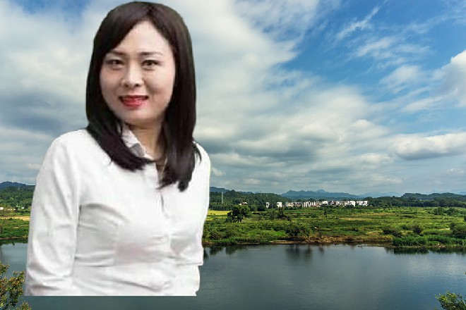 那插在地面上的大剑直接抬起来，然后瞬间向着蜂王刺过来
