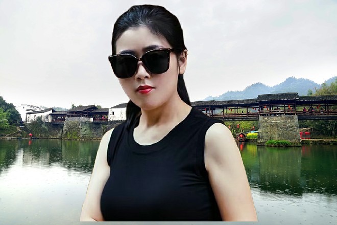 红色妖姬说着，拎着杀威棍，跟一座雕像似的，就站在了那里