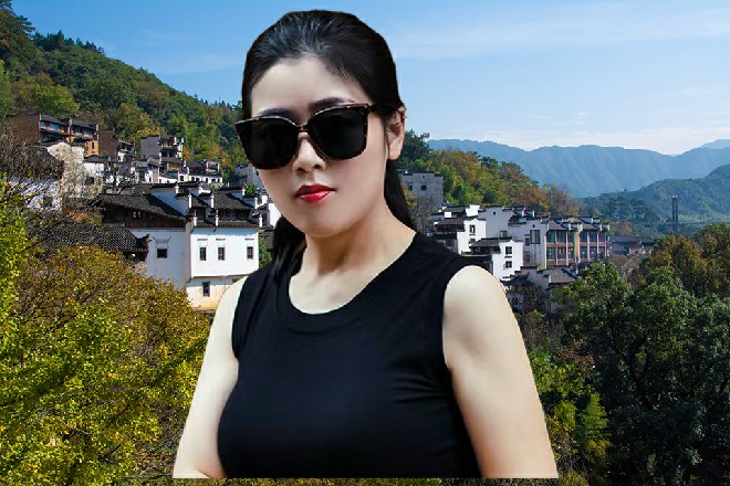 安妮赶忙扶住她，两个人一起摔在船舱当中，屁股摔的生疼