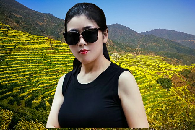 而若依却坐在池水中，悠然自得，一点异样的神色都没有