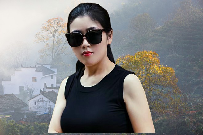 同时，她胳膊勒在了红色妖姬的脖子上，试图把红色妖姬勒窒息过去
