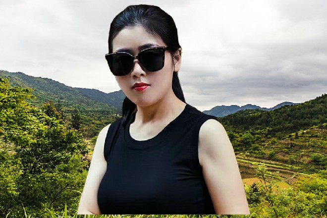 若依回身一掌，扣住了爱因斯坦的脚腕，同时有些惊讶
