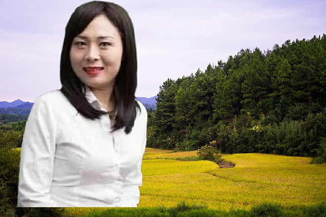 红色妖姬站在体育馆的后面，坐在台阶上面，一边抽烟一边说道