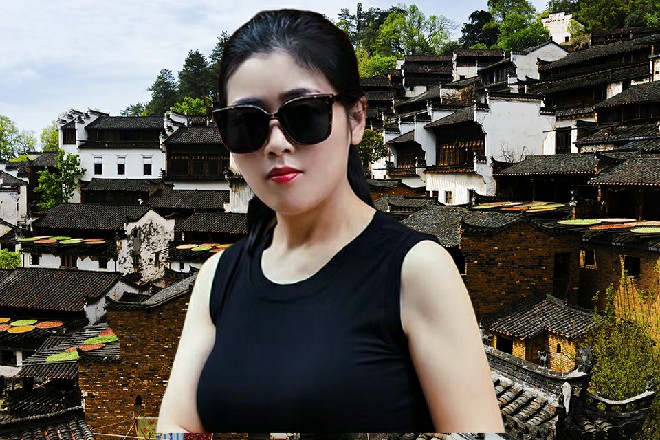 大哥愤怒地吼道，而苏曼s眉毛一扬，他立刻跪在地上，我们赔
