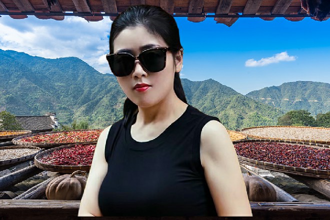 若依点点头，也没多想其他的，指了一下身后的罗芙说道