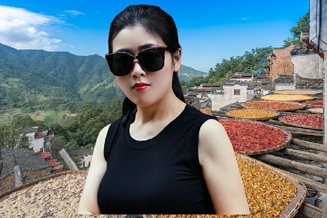 伊轩一只手吸着地面，另一只手对着朱雀，发动龙吸水