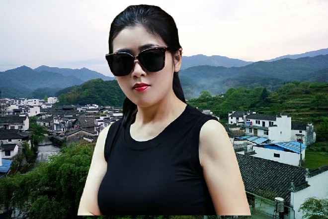 而外面已经围了不少围观的人，看着兰博基尼的眼睛都在发光