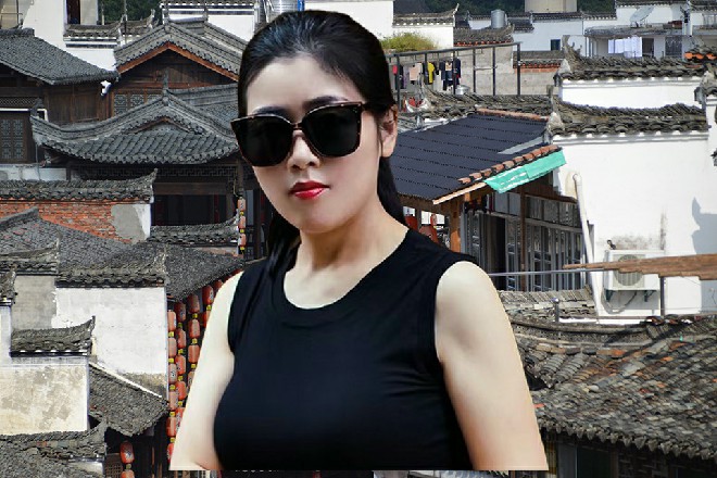 她抬头看了一眼躺在床上睡得正香的红色妖姬，脸立刻红了一片