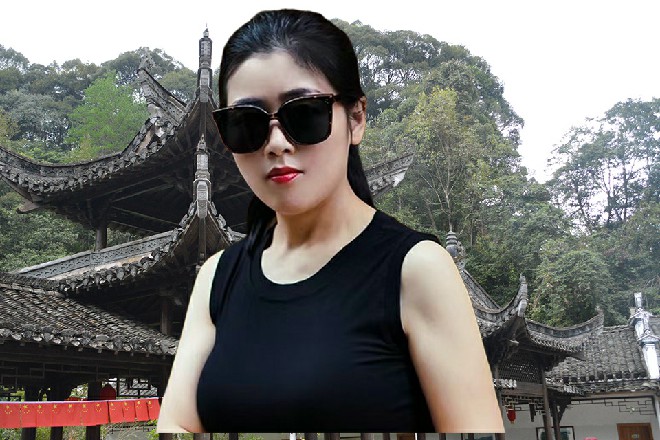 而伊轩蹲在角落里，看到这一幕，眉毛忍不住养了起来